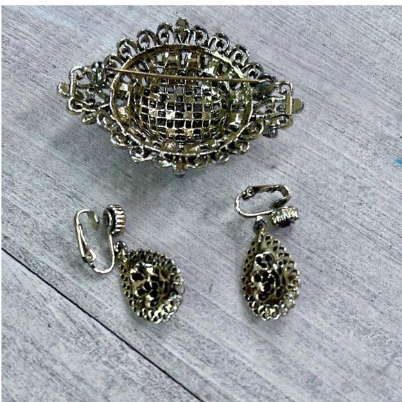 Vintage Style Fuchsia Purple Rhinestone Brooch and Clip On Earring Set Gold Tone - Picture 5 of 9